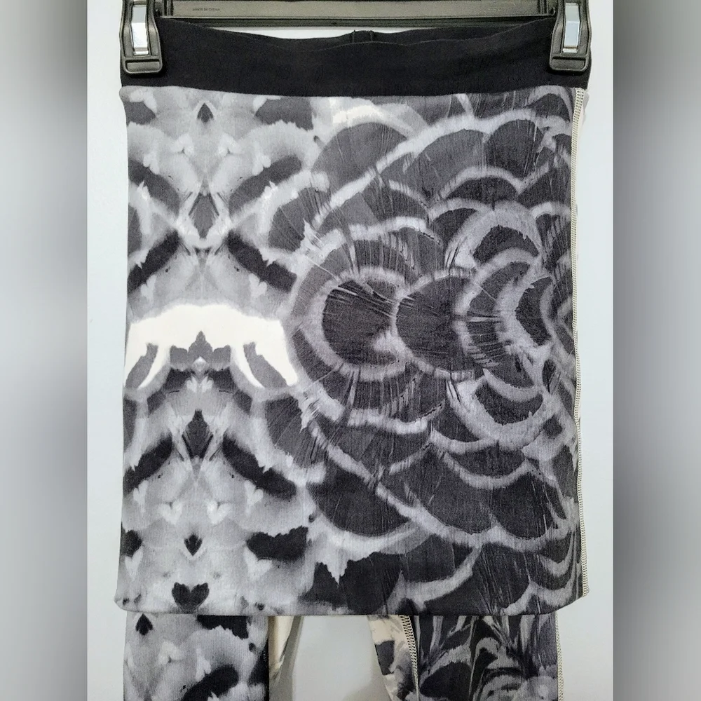 Lululemon Wunder Under Pant SE Dance in Pretty Plume Angel Wing Black Size Gym